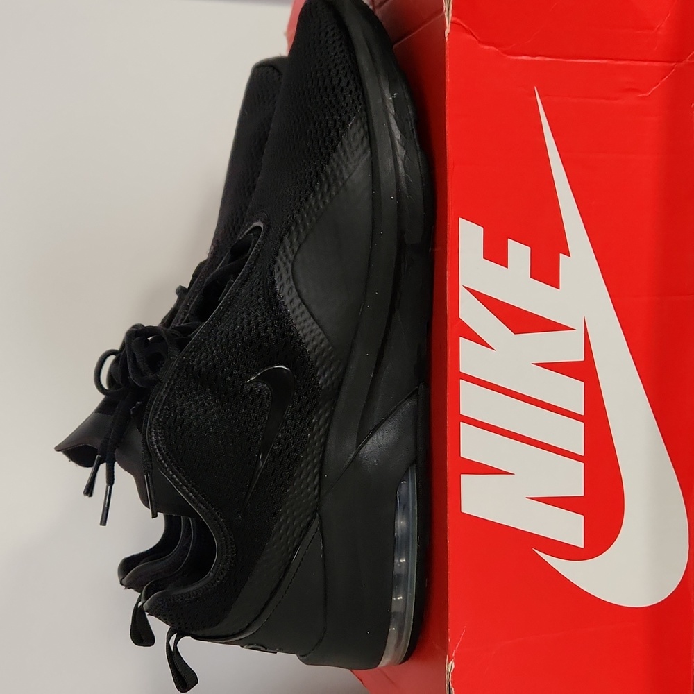 NIKE Air Max Motion 2